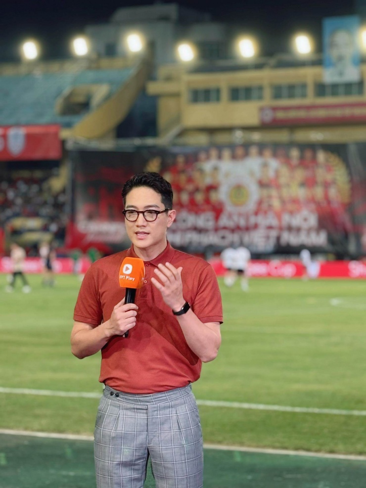 Ngoài vai trò diễn viên, Chí Nhân còn là người dẫn chương trình Thể thao của VTVcabẢnh: FBNV