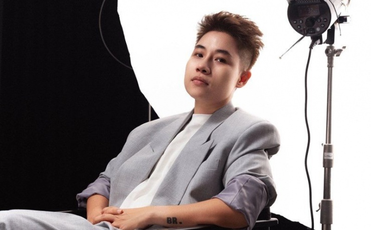 Đinh Hà Uyên Thư tỏa sáng ở vai trò mới.