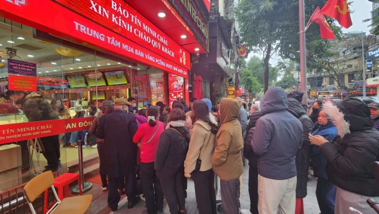 Nhu cầu mua vàng vẫn duy trì ở mức cao khi dòng người xếp hàng xuất hiện từ trước khi cửa hàng mở bán. Ảnh: Thái Nguyễn