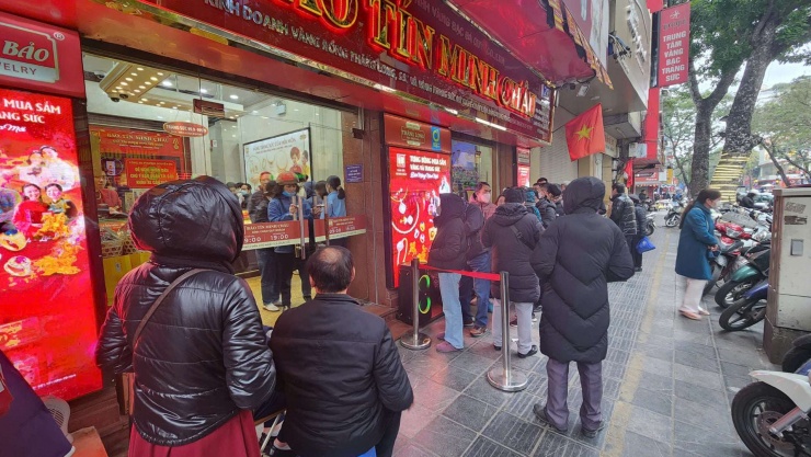 Người mua vàng bất chấp xếp hàng dù vàng tăng hay giảm trong những ngày gần đây.&nbsp;Ảnh: Thái Nguyễn