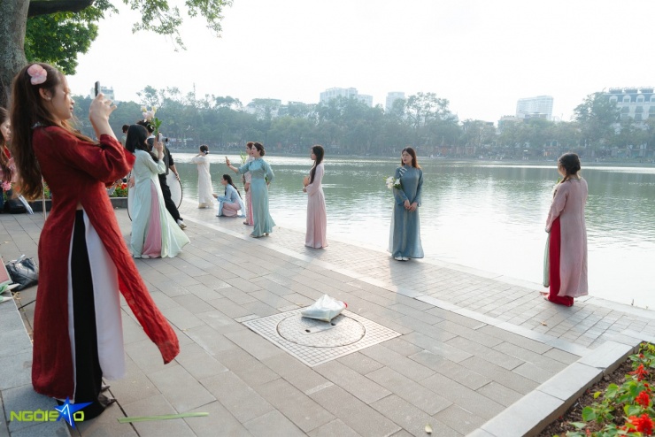 'Chị đẹp, em xinh' chen chân chụp ảnh áo dài Tết ở hồ Hoàn Kiếm - 6