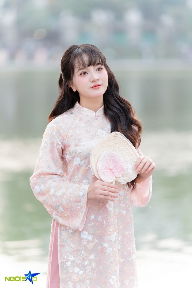 'Chị đẹp, em xinh' chen chân chụp ảnh áo dài Tết ở hồ Hoàn Kiếm - 10