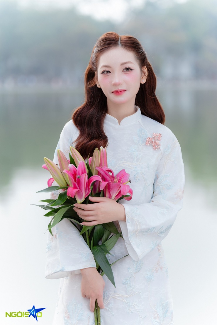 'Chị đẹp, em xinh' chen chân chụp ảnh áo dài Tết ở hồ Hoàn Kiếm - 11