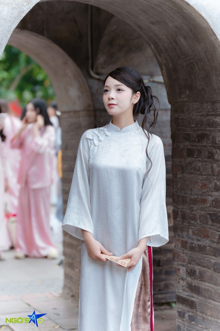 'Chị đẹp, em xinh' chen chân chụp ảnh áo dài Tết ở hồ Hoàn Kiếm - 14