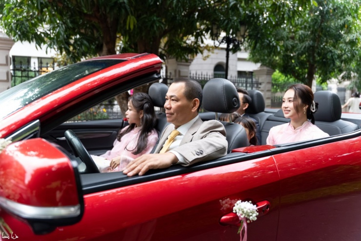 Trong đám cưới của con trai, tỷ phú Phạm Nhật Vượng cũng chọn tông vàng để làm điểm nhấn trên trang phục. Ông phối cà vạt vàng cùng bộ suit màu xám.