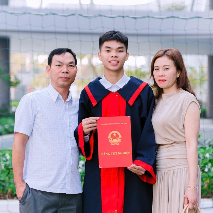 Gia đình luôn theo dõi và ủng hộ hành trình theo đuổi sự nghiệp bóng đá của tiền đạo Lê Phát. Ảnh: NVCC