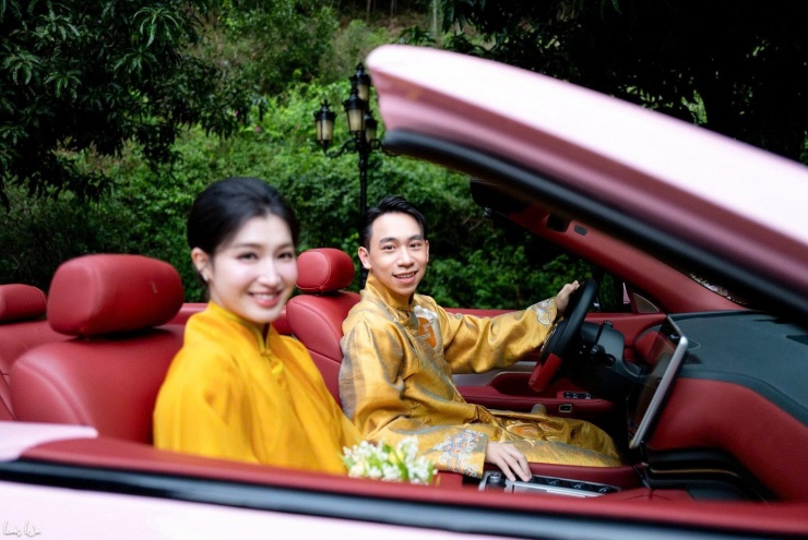 Đám cưới của Á hậu Phương Nhi và chú rể Minh Hoàng diễn ra ngày 22/1. Chú rể Minh Hoàng đón cô dâu Phương Nhi tới lễ hằng thuận trên chiếc VF 9 mui trần được chế tác riêng.