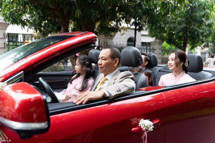 Dẫn đầu đoàn đón dâu là tỷ phú Phạm Nhật Vượng. Ông đích thân lái chiếc xe VF 8 mui trần màu đỏ chở các con và các cháu tới xin dâu. Trên xe không có bà Phạm Thu Hương, bởi theo phong tục miền Bắc mẹ chồng kiêng ra mặt đón dâu.