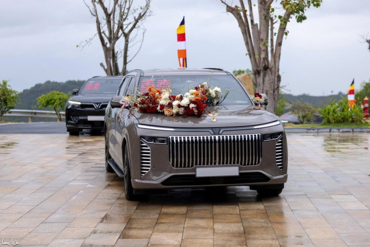 Toàn bộ xe đưa đón tại đám cưới và lễ hằng thuận đều là xe điện VinFast, trong đó dẫn đầu đoàn là Lạc Hồng 900 LX - dòng xe siêu sang khẳng định năng lực làm chủ công nghệ tầm cỡ thế giới của VinFast.