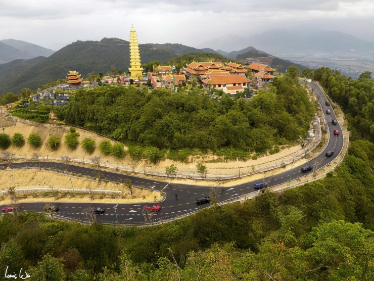 Ngoài Lạc Hồng 900 LX, dàn xe đưa dâu còn có nhiều mẫu xe cao cấp như VF 8, VF 9. Những chiếc xe điện VinFast nối dài đã tạo nên khoảnh khắc đáng nhớ trong ngày trọng đại.