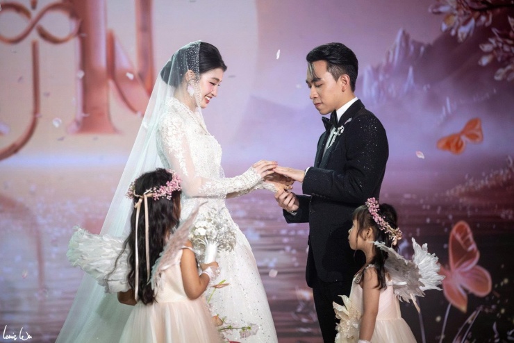 Cặp đôi trao nhẫn cưới nguyện ước bên nhau trọn đời trong sự chúc phúc của mọi người. Minh Hoàng và Phương Nhi cùng thực hiện nghi thức rót rượu giao duyên, gửi gắm mong muốn hạnh phúc tràn đầy. Đám cưới đã diễn ra trong không khí vui vẻ, hạnh phúc với những lời chúc viên mãn dành cho hai gia đình cũng như cô dâu chú rể.