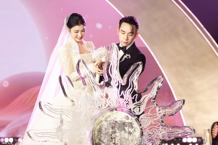 Đám cưới của doanh nhân Phạm Nhật Minh Hoàng và á hậu Phương Nhi là một trong những hỉ sự được nhiều người chờ đợi nhất trong thời gian qua. Cô dâu Phương Nhi từng đoạt danh hiệu á hậu 2 Miss World Vietnam 2022, học chuyên ngành Luật thương mại quốc tế tại Đại học Luật Hà Nội. Doanh nhân trẻ Phạm Nhật Minh Hoàng hiện giữ nhiều vai trò quan trọng trong Tập đoàn Vingroup. Cặp đôi đã làm lễ ăn hỏi 1 năm trước đó và lựa chọn lối sống kín tiếng để tập trung phát triển sự nghiệp.