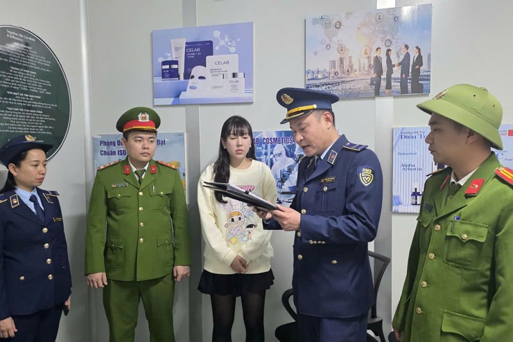 Lực lượng chức năng kiểm tra hoạt động sản xuất của cơ sở do Vũ Thị Thu Hà cầm đầu. Ảnh: Công an tỉnh Quảng Ninh