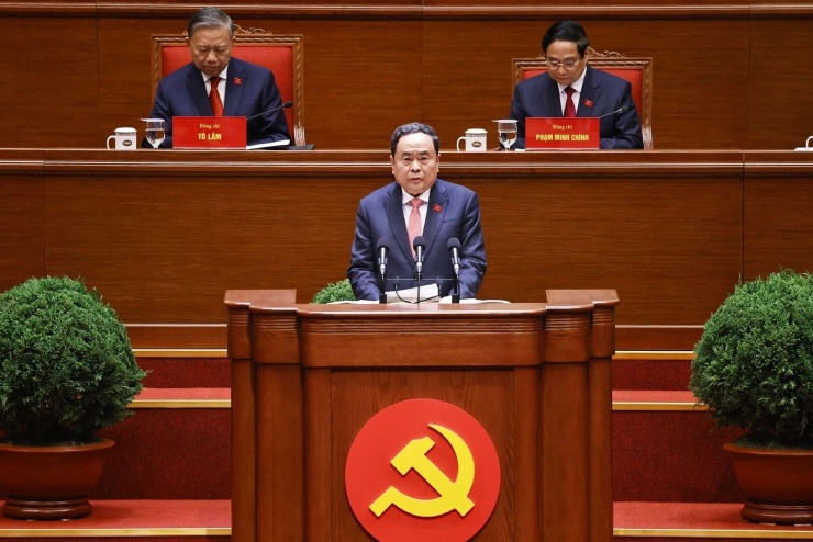 Chủ tịch Quốc hội Trần Thanh Mẫn thay mặt Đoàn Chủ tịch báo cáo kết quả bầu Bộ Chính trị, Tổng Bí thư, Ban Bí thư, Ủy ban Kiểm tra Trung ương, Chủ nhiệm Ủy ban Kiểm tra Trung ương khóa XIV.&nbsp;