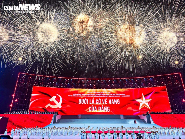 Tối 23/1, tại Sân vận động Quốc gia Mỹ Đình, chương trình nghệ thuật đặc biệt “Dưới lá cờ vẻ vang của Đảng” diễn ra trong không khí trang trọng, sôi động, để lại nhiều dấu ấn mạnh mẽ đối với đông đảo người dân Thủ đô. Đây là hoạt động có ý nghĩa văn hóa - chính trị sâu sắc, chào mừng thành công Đại hội đại biểu toàn quốc lần thứ XIV của Đảng, đồng thời hướng tới kỷ niệm 96 năm Ngày thành lập Đảng Cộng sản Việt Nam (3/2/1930 - 3/2/2026).