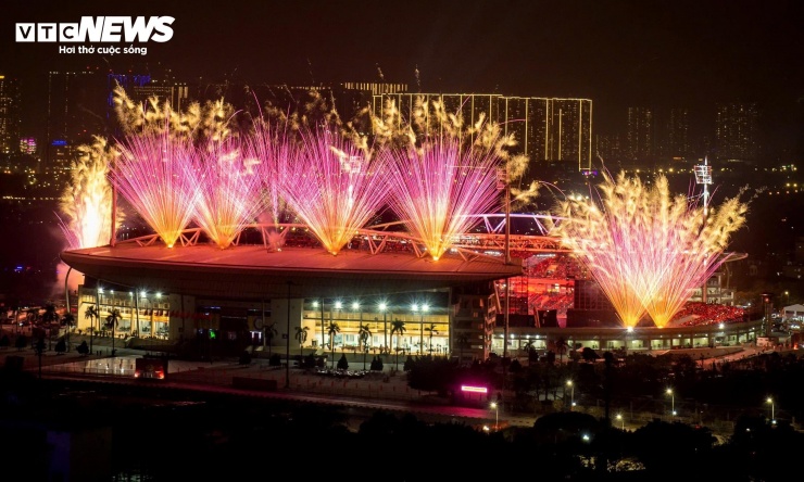 Điểm nhấn nổi bật nhất của chương trình là màn trình diễn pháo hoa nghệ thuật được dàn dựng xuyên suốt, gắn kết chặt chẽ với các cao trào của đại nhạc hội.