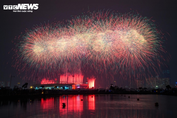 Âm thanh, ánh sáng và màu sắc hòa quyện, tạo nên ấn tượng thị giác mạnh mẽ đối với hàng vạn khán giả có mặt trực tiếp cũng như hàng triệu người theo dõi qua truyền hình.