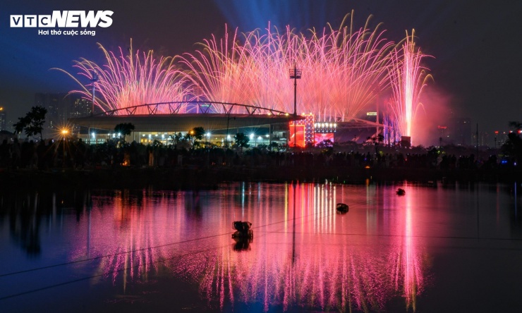 Theo đại diện Ban tổ chức, đây là chương trình pháo hoa nghệ thuật có quy mô lớn chưa từng có tại Hà Nội, với nhiều loại pháo mới lần đầu xuất hiện.