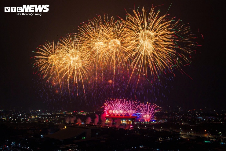 Ở phần cuối chương trình, pháo hoa nghệ thuật tầm cao được bắn liên tiếp, tỏa sáng rực rỡ, khép lại đêm nghệ thuật bằng các khoảnh khắc hoành tráng, để lại nhiều cảm xúc cho khán giả.