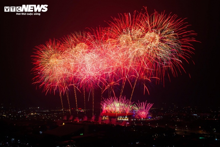 Đây là màn bắn pháo hoa nghệ thuật lớn nhất từ trước tới nay tại Thủ đô, với quy mô tiệm cận các sự kiện văn hóa - thể thao lớn trên thế giới.