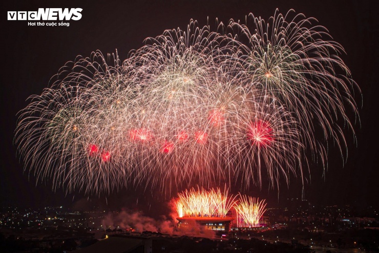Mỹ Đình rực sáng trong màn pháo hoa lớn nhất lịch sử mừng Đại hội Đảng thành công - 13