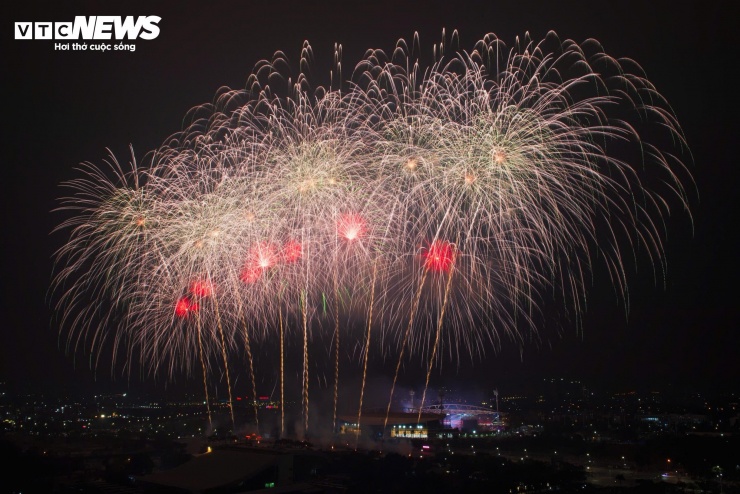 Mỹ Đình rực sáng trong màn pháo hoa lớn nhất lịch sử mừng Đại hội Đảng thành công - 14
