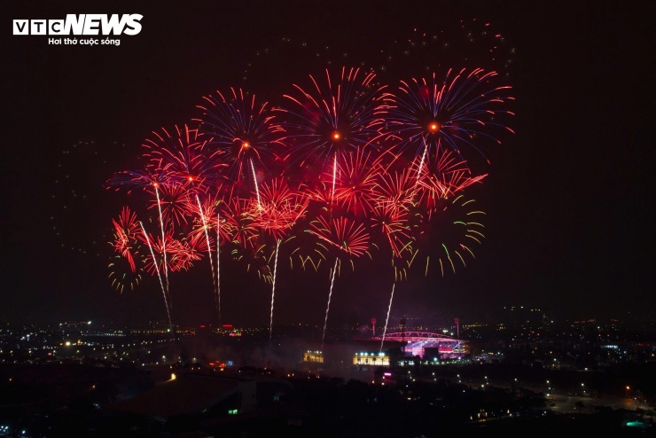 Mỹ Đình rực sáng trong màn pháo hoa lớn nhất lịch sử mừng Đại hội Đảng thành công - 15