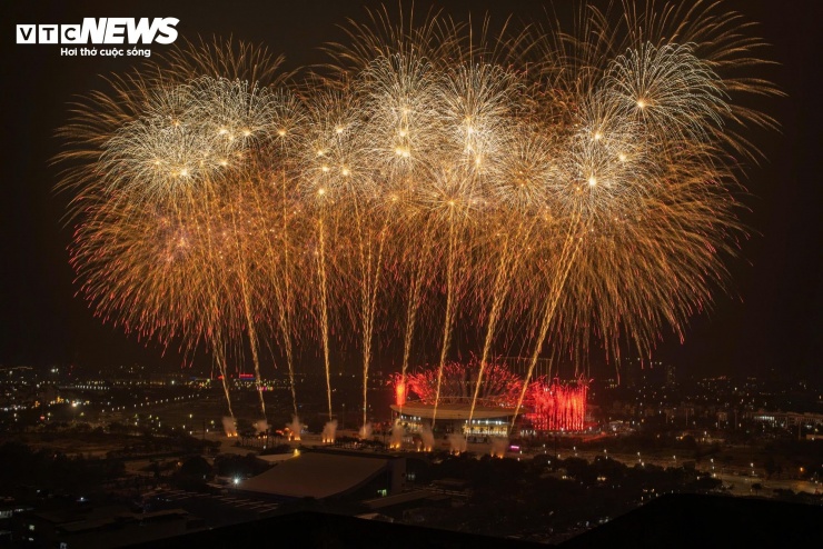 Cụ thể, tổng số pháo hoa được chuẩn bị lên tới gần 10.000 đơn vị, bao gồm khoảng 4.600 quả pháo hoa tầm cao - gấp gần 7 lần so với các sự kiện bắn pháo hoa thường niên tại Hà Nội; 950 giàn phun cùng hơn 4.400 ống pháo hoa hỏa thuật.