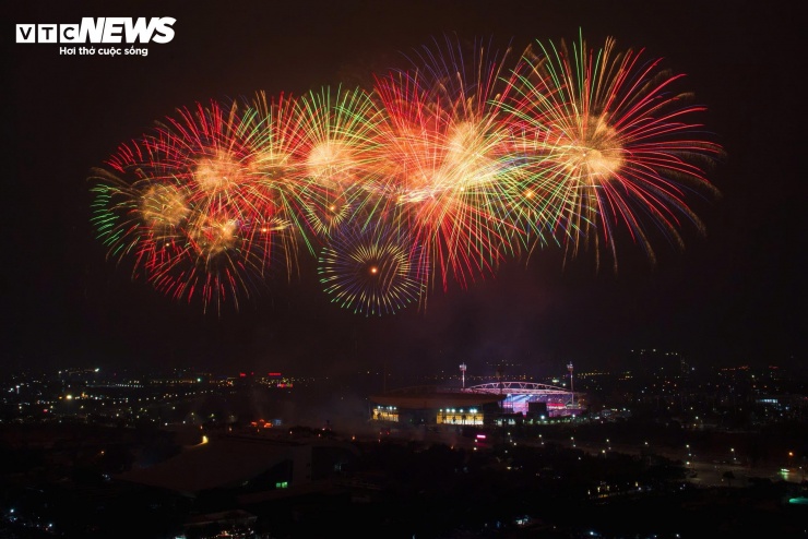 Quan sát từ khu vực Sân vận động Quốc gia Mỹ Đình, nhiều người dân bày tỏ sự phấn khích khi lần đầu được chứng kiến màn trình diễn pháo hoa tầm cao kết hợp hệ thống hỏa thuật với quy mô lớn và cách tổ chức chuyên nghiệp.