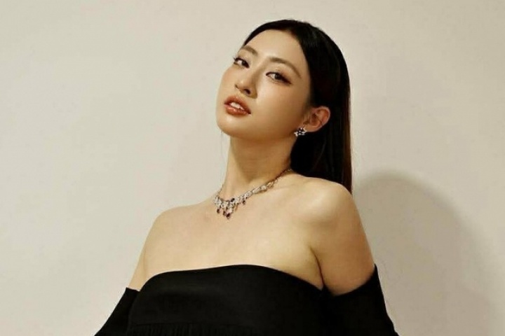 Khám túi sao: Lương Thùy Linh luôn mang theo sách bên mình