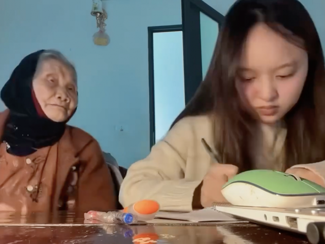 Clip bà nội ngồi bên cả buổi ngắm cháu học bài khiến dân mạng rưng rưng