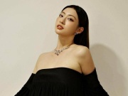 Khám túi sao: Lương Thùy Linh luôn mang theo sách bên mình