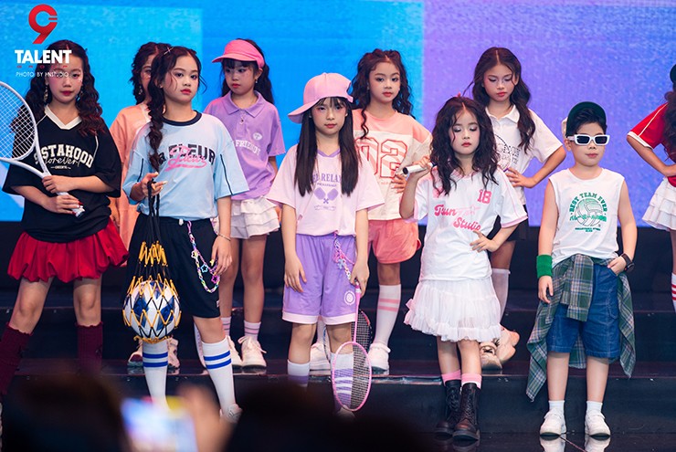 Mãn nhãn màn trình diễn BST Xuân Hè 2026 của Chiho: Sàn runway hóa “sân vận động” thời thượng