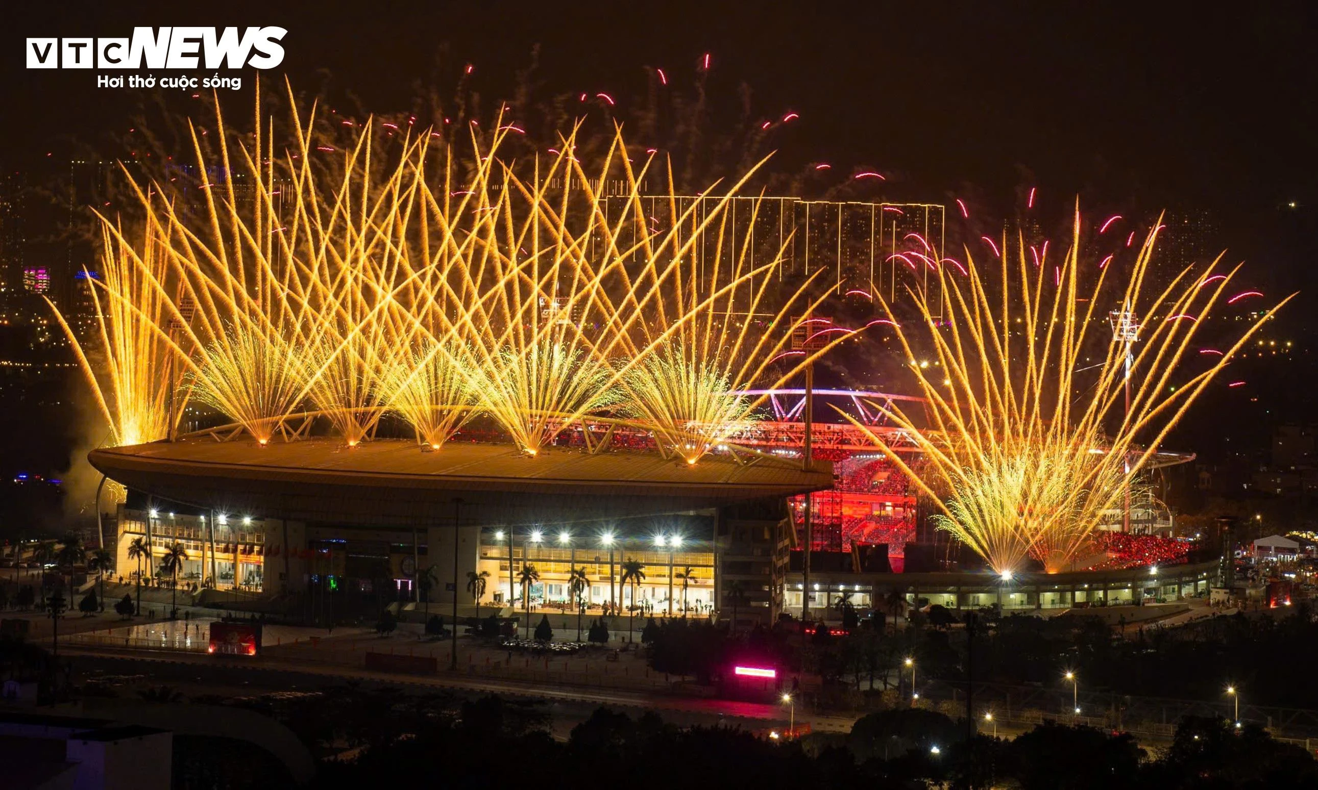 Không chỉ xuất hiện ở phần kết như thường lệ, pháo hoa được kích hoạt tại nhiều thời điểm quan trọng, tạo nên “sân khấu ánh sáng” trên bầu trời đêm Mỹ Đình.
