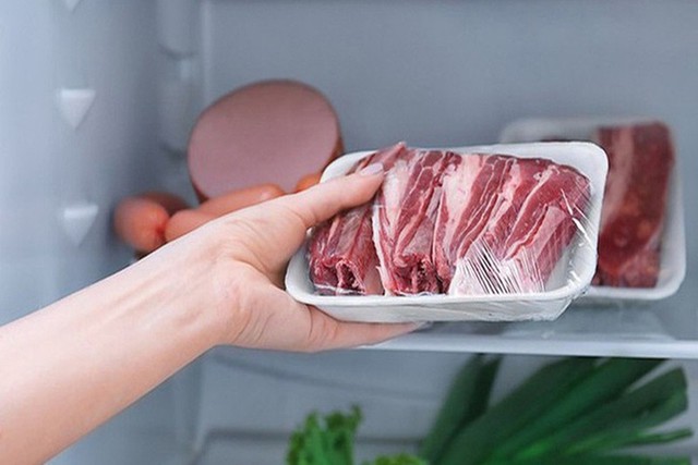 Bảo quản thịt trong hộp hoặc túi kín, tách riêng với thực phẩm chín hoặc thực phẩm ăn sống để tránh lây nhiễm chéo.