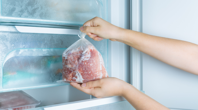 Tốt nhất bạn nên đặt thịt ở khu vực lạnh nhất trong ngăn mát, tránh để gần cửa tủ để nhiệt độ không bị thay đổi khi mở tủ.