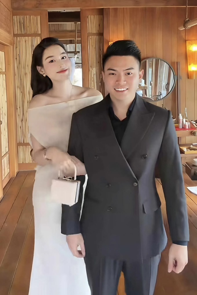 Đỗ Thị Hà sánh đôi chồng đi ăn cưới Phương Nhi.