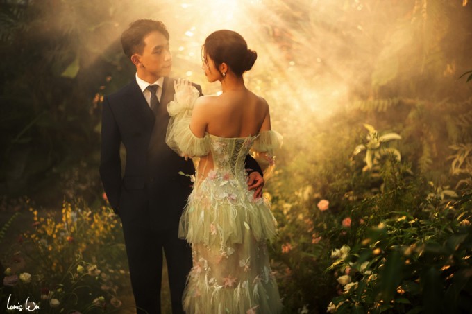 Chú rể Minh Hoàng bảnh bao sánh đôi cùng cô dâu Phương Nhi trong ảnh cưới. Ảnh: Louis Wu