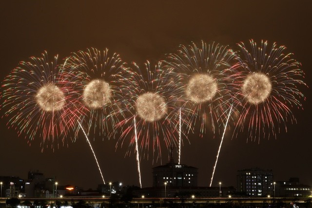 Hình ảnh pháo hoa trong buổi tổng duyệt Chương trình nghệ thuật chào mừng thành công Đại hội đại biểu toàn quốc lần thứ XIV của Đảng tối 21/1.