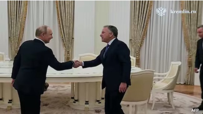 Tổng thống Putin (trái) bắt tay ông Witkoff trong cuộc gặp bàn về tình hình Ukraine đêm 22-1. Ảnh: Điện Kremlin