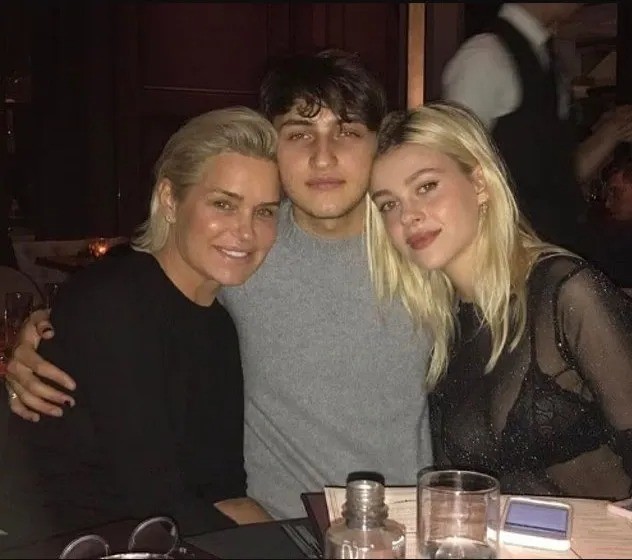 Nicola từng có quan hệ thân thiết với mẹ bạn trai cũ - bà Yolanda Hadid - nhưng sau đó cũng bị đồn là nguyên nhân khiến Anwar xa cách mẹ.