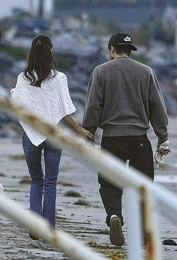 Brooklyn và Nicola song hành trên bãi biển. Ảnh: Backgrid