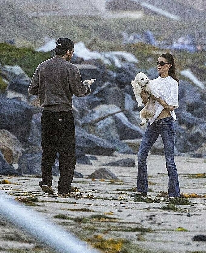 Nicola được cho là một người rất yêu chó. Ảnh: Backgrid