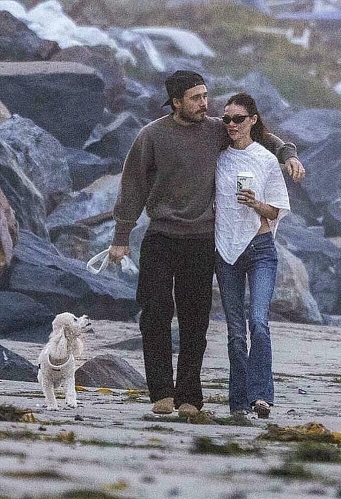 Vợ chồng Brooklyn dạo biển cùng chó cưng ở Malibu hôm 22/1. Ảnh: Backgrid