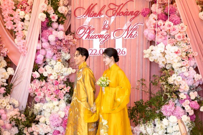 Lễ vu quy của á hậu Phương Nhi và doanh nhân Minh Hoàng diễn ra trưa 22/1 trên một hòn đảo thuộc quyền quản lý của tập đoàn nhà chú rể. Sự kiện gói gọn trong phạm vi gia đình, với sự góp mặt của vài chục người thân của cô dâu - chú rể. Suốt buổi lễ, chú rể Minh Hoàng luôn nắm chặt tay cô dâu.