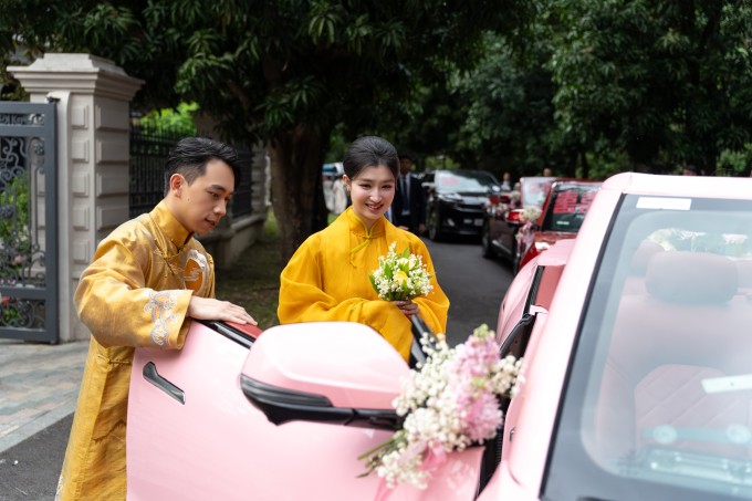 Cô dâu chọn hoa cầm tay phối từ linh lan trắng, thuộc top đắt nhất thế giới, khi làm lễ vu quy.