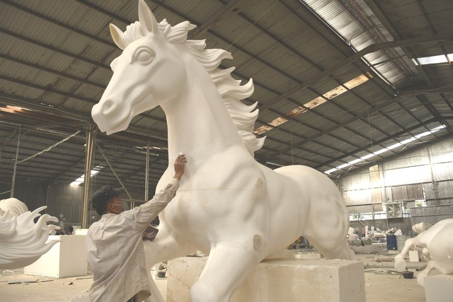 Các công nhân đang tất bật từng ngày để cho ra thành phẩm linh vật ngựa Tết Nguyên đán Bính Ngọ 2026