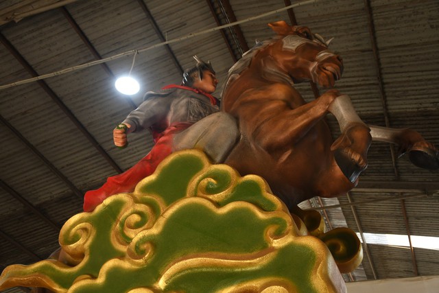 Linh vật mô phỏng Thánh Gióng cưỡi ngựa bay về trời (góc trái). Mô hình bằng mút xốp, khung sắt, nặng gần 50 kg, giá 120 triệu đồng.