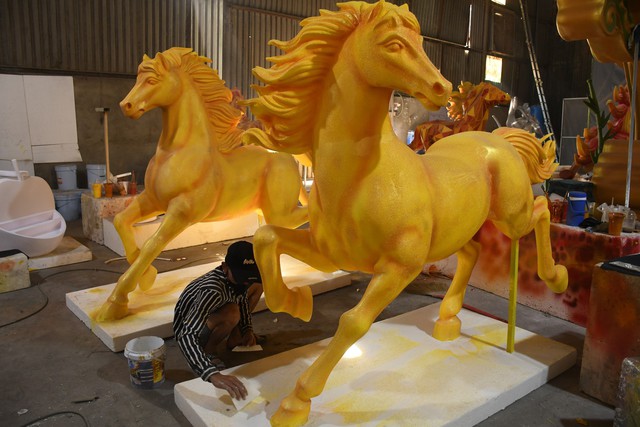 Bên cạnh là linh vật chiến mã cùng chất liệu, kích thước và cân nặng nhỏ hơn phục vụ đa dạng nhu cầu của người dân, doanh nghiệp