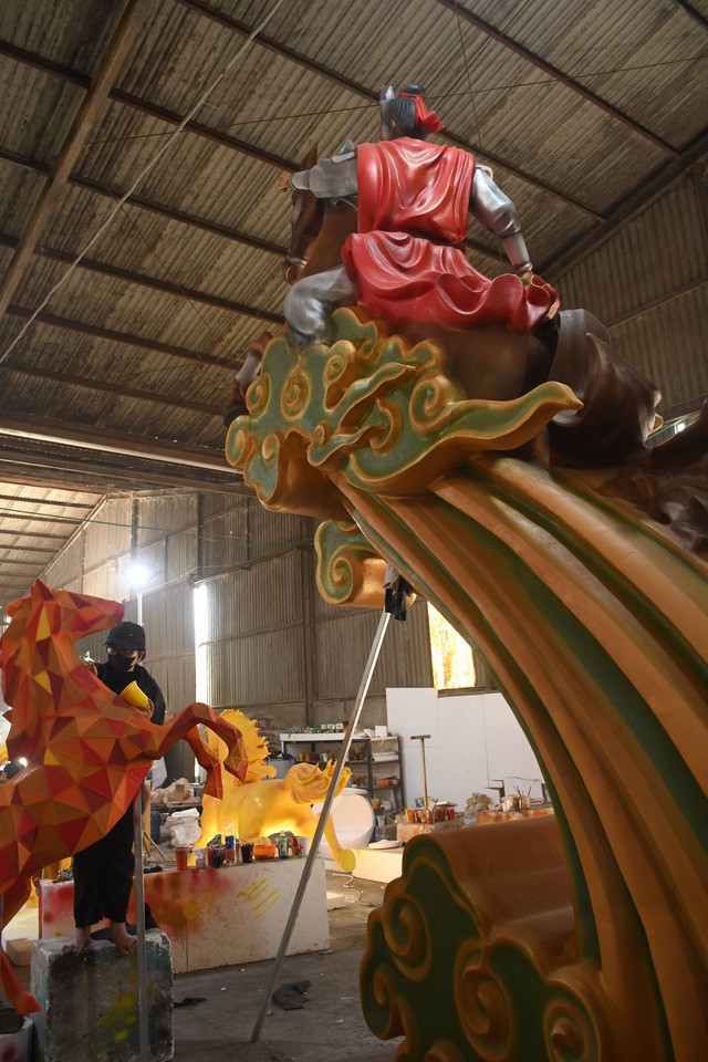 Anh Phan Chí Linh, quản lý xưởng sản xuất, cho biết năm nay có 2 loại linh vật ngựa được ưa chuộng là hình tượng ngựa truyền thống và ngựa hoạt hình. Đặc biệt, xưởng của anh Linh đang tạo hình 2 linh vật ngựa "khổng lồ"